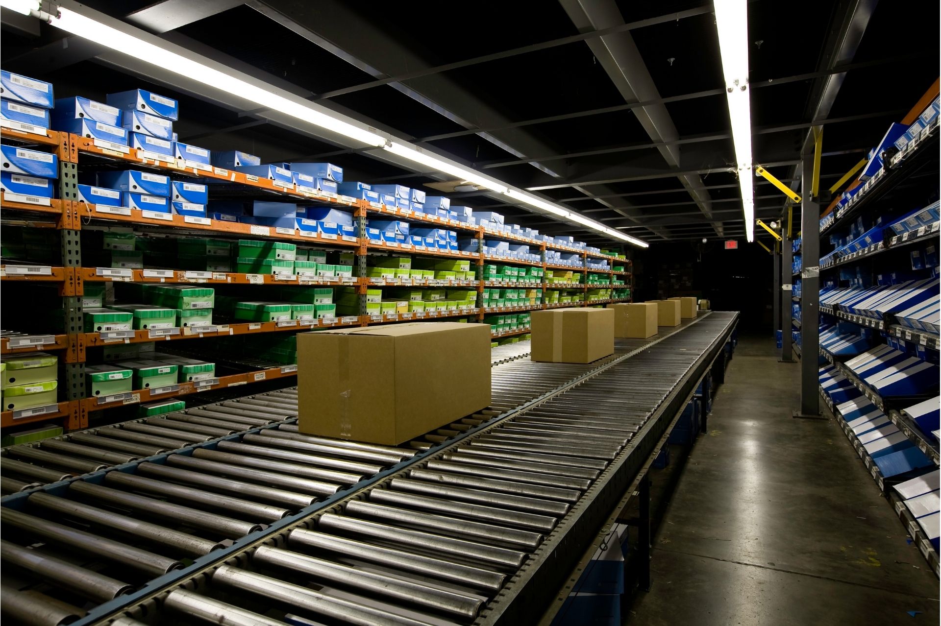 Boxes on a conveyer belt going through a warehouse